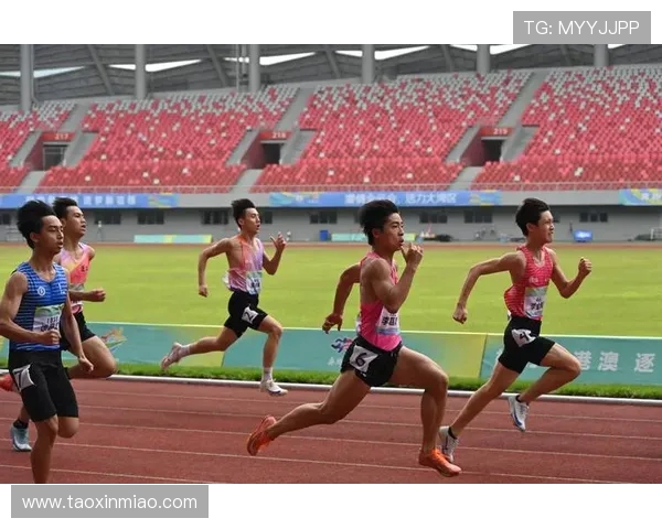 甘肃省第六届中学生运动会田径比赛激情开赛 陇原少年雨中角逐青春速度与力量